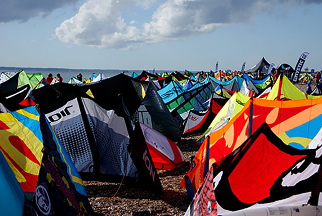 varios-kites-en-la-arena-de-la-playa