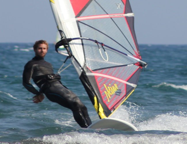 postura windsurf