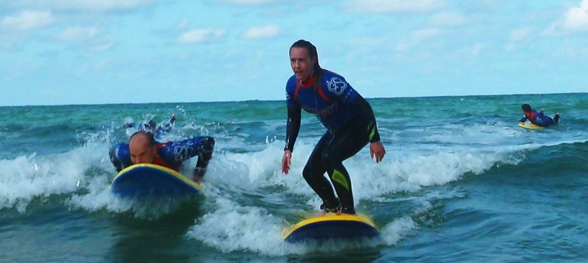 remando y ponerse de pie en el surf