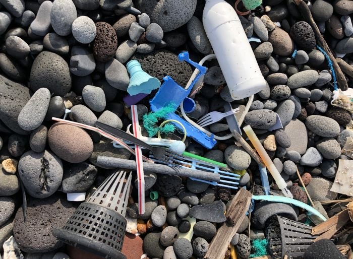 Imagen de plásticos en la arena de la playa