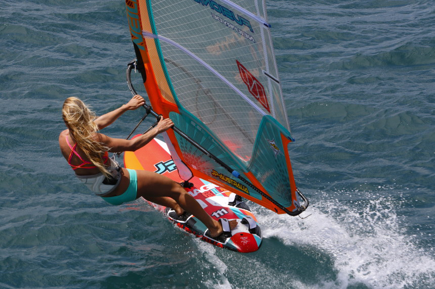 mujer haciendo windsurf